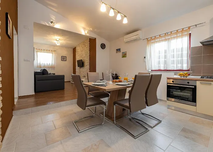 בית נופש Beautiful In Zemunik Gornji