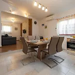 度假居 Luxurious In Zemunik Gornji