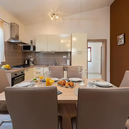 Awesome In Zemunik Gornji With Kitchen Holiday home Vlasnovic