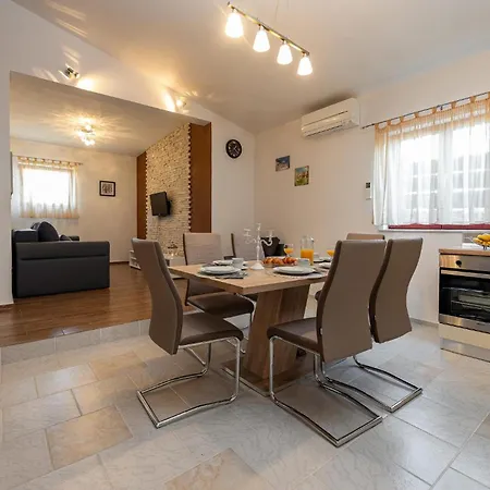 Holiday home Awesome In Zemunik Gornji With Kitchen