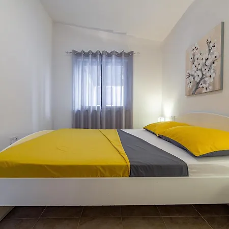 Awesome In Zemunik Gornji With Kitchen Holiday home *