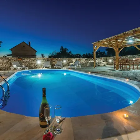 Awesome In Zemunik Gornji With Kitchen Holiday home Vlasnovic