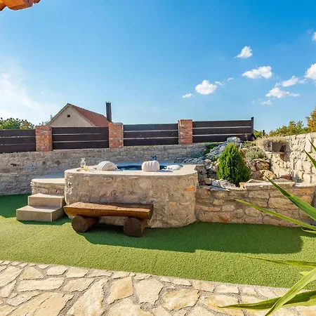 Awesome In Zemunik Gornji With Kitchen Holiday home *