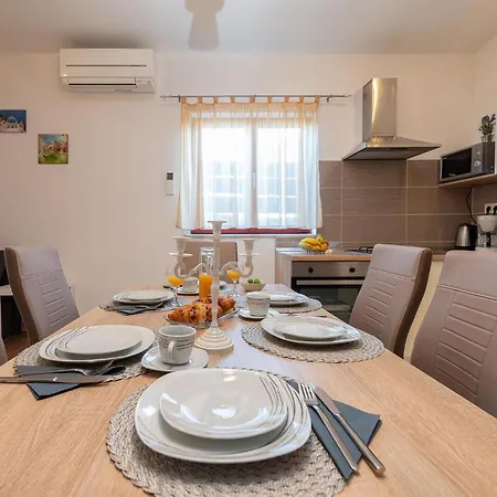 Awesome In Zemunik Gornji With Kitchen Holiday home