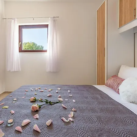 Nyaraló Beautiful In Zemunik Gornji *