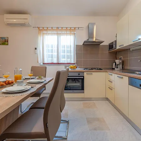 Awesome In Zemunik Gornji With Kitchen Holiday home